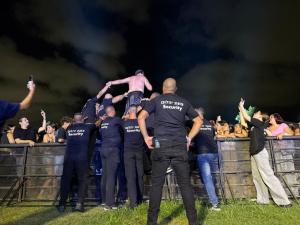 פנחסוב מטפס על הקהל