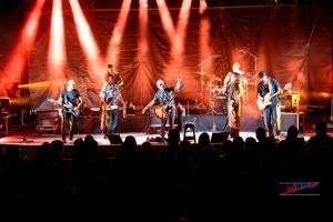 אהוד בנאי על הבמה בעיצומה של ההופעה