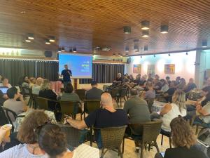 מפגש של מטה התק״צ עם ממלאי התפקידים בקיבוצי עמק חפר. בתמונה ליאור שמחה. מזכ״ל התנועה