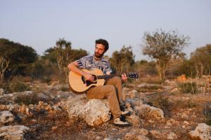 מבת חן אל הבמות הגדולות והלב של המדינה המסע המוזיקלי המרתק של אורי רונן שמביא גאווה מקומית לעמק שלנו