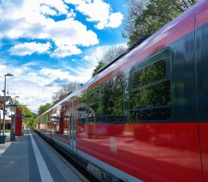 הנה באה הרכבת לעמק חפר? אולי בקרוב