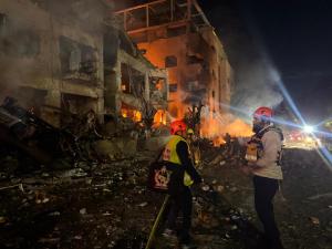 נפילות במרכז: מספר פצועים, רכבים ומבנים שעולים באש