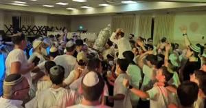 תלמידים מישיבת כפר הרא"ה מימנו כתיבת ספר תורה מאיסוף מאות אלפי בקבוקים למיחזור